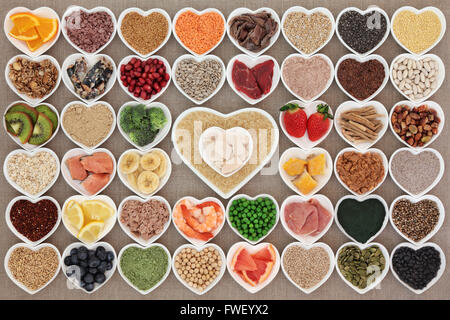Grande salute del corpo e la costruzione di proteina alta super cibo in forma di cuore bocce. Foto Stock