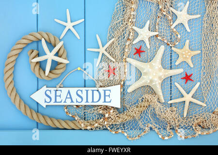 Abstract ancora la vita di mare segno, starfish gusci, funi e reti da pesca  in legno su sfondo blu Foto stock - Alamy