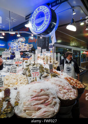 Pesce fresco e frutti di mare a Pike Place Market. Seattle, Washington, Stati Uniti d'America. Foto Stock