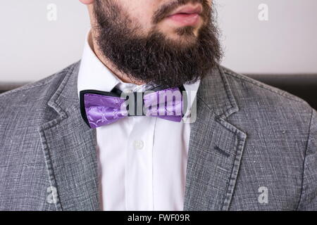 Uomo Barbuto in un vestito con un filtro bow tie Foto Stock