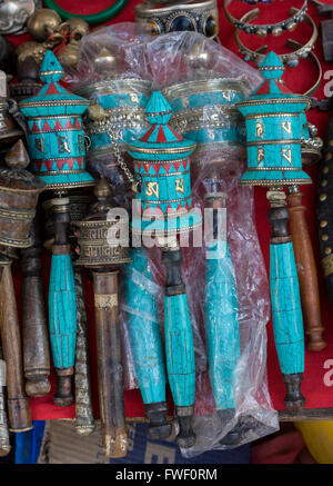 Il Nepal, Kathmandu, Swayambhunath. Buddista tibetano ruote della preghiera (Mani-ruote). Foto Stock