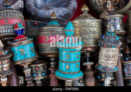 Il Nepal, Kathmandu, Swayambhunath. Buddista tibetano ruote della preghiera (Mani-ruote). Foto Stock