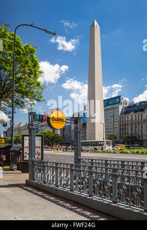 L'Obelisco e alla stazione metropolitana di Ingresso al Plaza Republica in Buenos Aires, Argentina, Sud America. Foto Stock