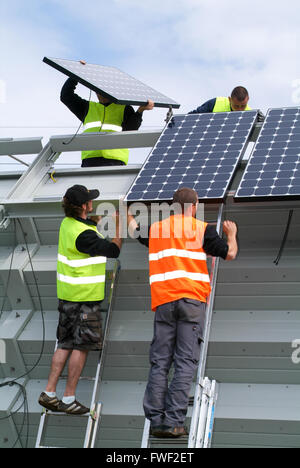Melide, Svizzera - 3 Mai 2007: i lavoratori durante l'installazione di pannelli solari vicino al casello autostradale Melide sulla Svizzera Foto Stock