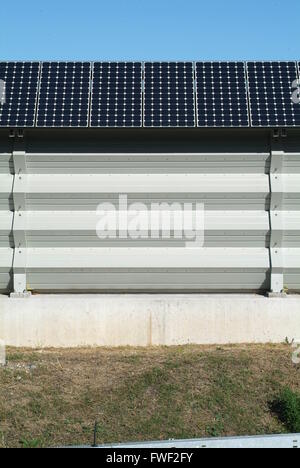 I pannelli solari vicino al casello autostradale Melide sulla Svizzera Foto Stock