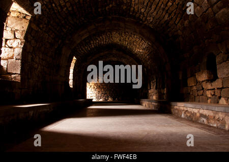 Sala interna con pareti di pietra del vecchio castello in rovina Foto Stock