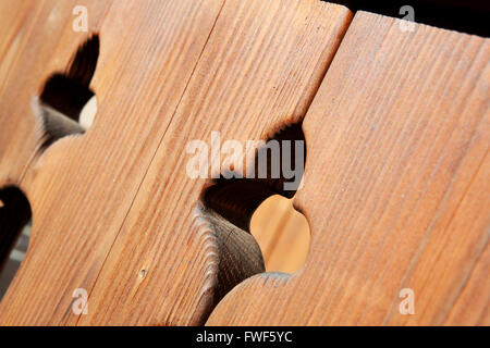 Alpine rampa balcone in legno intagliato. Decorazioni architettoniche Foto Stock