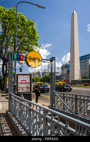 L'Obelisco e alla stazione metropolitana di Ingresso al Plaza Republica in Buenos Aires, Argentina, Sud America. Foto Stock