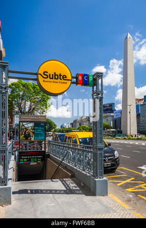 L'Obelisco e alla stazione metropolitana di Ingresso al Plaza Republica in Buenos Aires, Argentina, Sud America. Foto Stock