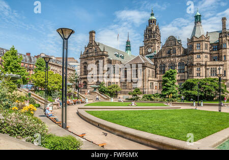 Parco di fronte a Sheffield Town Hall, South Yorkshire, Inghilterra, Regno Unito Foto Stock