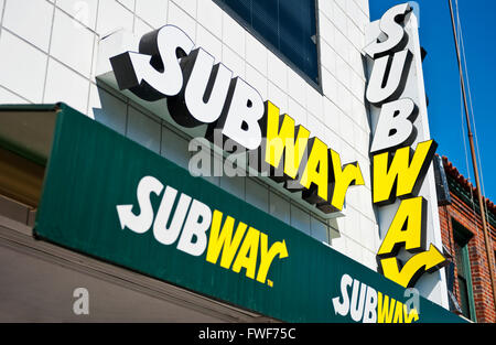 Un segno per la metropolitana ristorante fast food a Long Beach, California Foto Stock