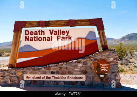 Segno di ingresso per il Parco Nazionale della Valle della Morte, California Foto Stock