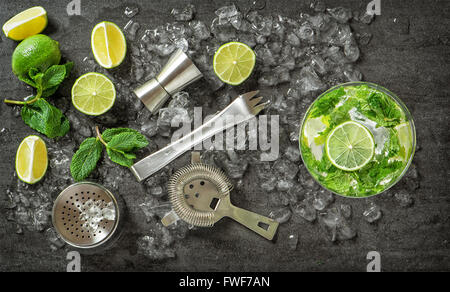 Cocktail di fabbricazione degli utensili e degli ingredienti. Il mojito. Caipirinha Foto Stock