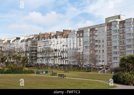 Edifici di appartamenti che si affacciano sul parco a Warrior Square, St Leonards-on-Sea, East Sussex Foto Stock