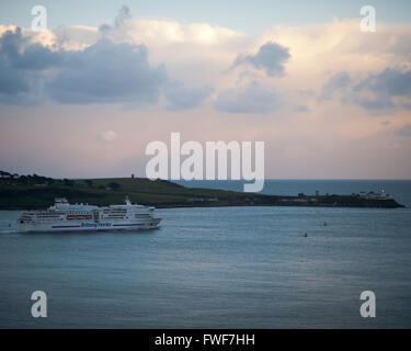 Brittany Ferries 'Pont Aven' passa Fort Camden voce per Roscoff, Francia, dopo aver navigato da Ringaskiddy, Cork, Irlanda. Foto Stock