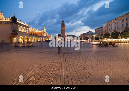 La Polonia, la città di Cracovia, Cracovia, Città Vecchia al crepuscolo, la piazza principale del mercato, cityscape, city break, skyline Foto Stock