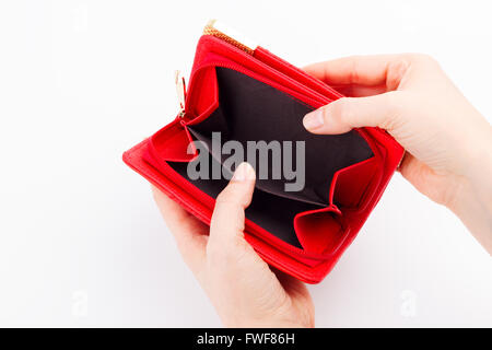 Mani femminili con un portafoglio vuoto su sfondo bianco Foto Stock