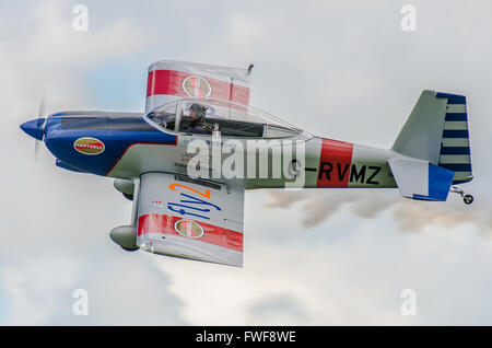 Alister Kay di RV8tori. La Van's RV-8 è un tandem a due sedile, a singolo motore, ad ala bassa autocostruzioni velivoli venduti sotto forma di kit da Van's Aircraft. Foto Stock