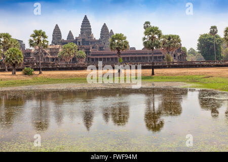 La gente all'entrata di Angkor Wat in Cambogia UNESCO World Heritage Site, settima meraviglia del mondo,parco archeologico Foto Stock