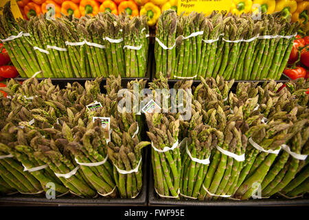 Pile di prodotti freschi sul visualizzatore in corrispondenza di un alimento naturale fruttivendolo Foto Stock