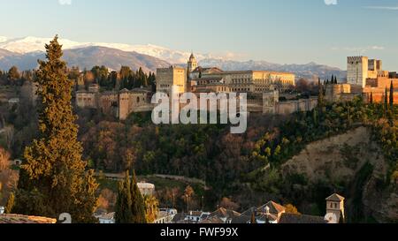 Una resa dei colori dell'Alhambra Palace preso dal Mirador Se San Nicolas panorami distanti al sierrea nevada Foto Stock