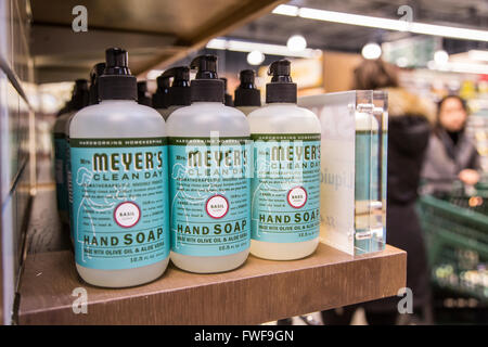 Un display della sig.ra Meyer la mano di bottiglie di sapone sullo scaffale di un negozio di alimentari Foto Stock