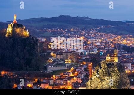 Una immagine a colori presi al tramonto della città di Le Puy-en-Velay in Francia Foto Stock