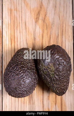 Fresche avocado organico su un tavolo in legno Foto Stock