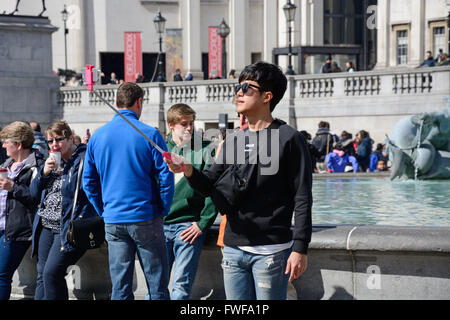 Selfie turistica, in Trafalgar Square a Londra. Foto Stock
