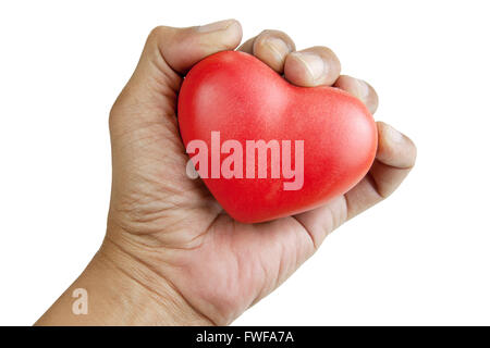 Un uomo stringe le mani di un cuore rosso. concetto per il giorno