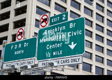 Andando verso Nord sulla FDR Drive, la parte inferiore di Manhattan, New York, NY, STATI UNITI D'AMERICA Foto Stock