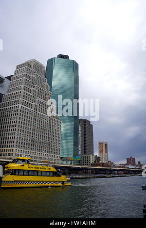 L'acqua taxi al Molo 11 con lo sfondo di Lower Manhattan grattacieli di New York City, NY, STATI UNITI D'AMERICA Foto Stock