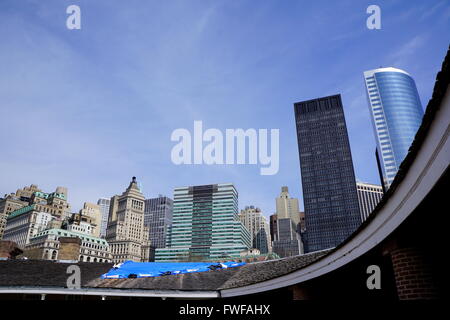 Vista dello skyline di New York City all'interno di Castle Clinton a Battery Park, New York, NY, STATI UNITI D'AMERICA Foto Stock