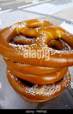 Una pila di Pretzel salati su un carrello Street Food, New York City, NY, USA Foto Stock