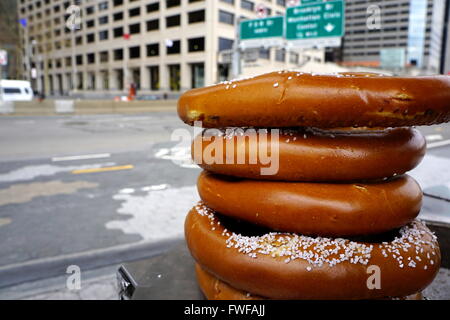 Una pila di Pretzel salati su un carrello Street Food, New York City, NY, USA Foto Stock