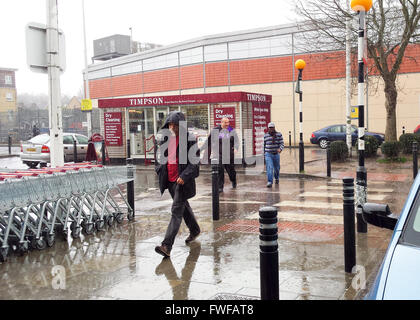 North London 4 Aprile 2016 - gli acquirenti ottenere catturati nella pioggia torrenziale nel pomeriggio con asciutto e soleggiato previsioni meteo per il sud-est per il resto della settimana. Credito: Dinendra Haria/Alamy Live News Foto Stock