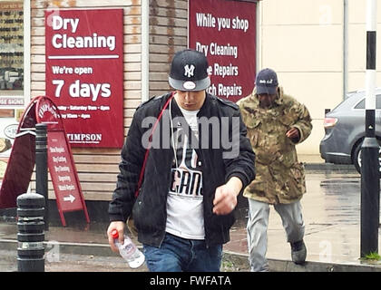 North London 4 Aprile 2016 - gli acquirenti ottenere catturati nella pioggia torrenziale nel pomeriggio con asciutto e soleggiato previsioni meteo per il sud-est per il resto della settimana. Credito: Dinendra Haria/Alamy Live News Foto Stock