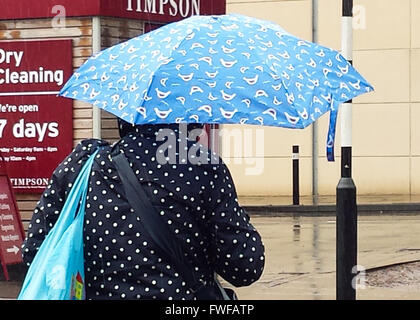 North London 4 Aprile 2016 - gli acquirenti ottenere catturati nella pioggia torrenziale nel pomeriggio con asciutto e soleggiato previsioni meteo per il sud-est per il resto della settimana. Credito: Dinendra Haria/Alamy Live News Foto Stock