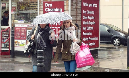 North London 4 Aprile 2016 - gli acquirenti ottenere catturati nella pioggia torrenziale nel pomeriggio con asciutto e soleggiato previsioni meteo per il sud-est per il resto della settimana. Credito: Dinendra Haria/Alamy Live News Foto Stock