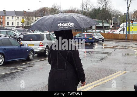 North London 4 Aprile 2016 - gli acquirenti ottenere catturati nella pioggia torrenziale nel pomeriggio con asciutto e soleggiato previsioni meteo per il sud-est per il resto della settimana. Credito: Dinendra Haria/Alamy Live News Foto Stock