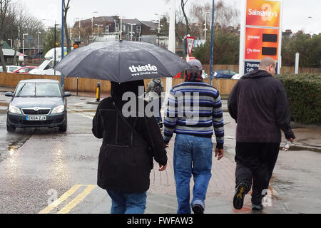 North London 4 Aprile 2016 - gli acquirenti ottenere catturati nella pioggia torrenziale nel pomeriggio con asciutto e soleggiato previsioni meteo per il sud-est per il resto della settimana. Credito: Dinendra Haria/Alamy Live News Foto Stock