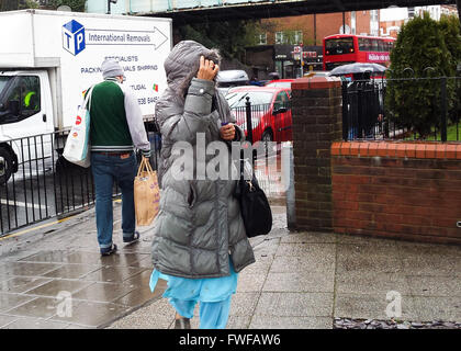 North London 4 Aprile 2016 - gli acquirenti ottenere catturati nella pioggia torrenziale nel pomeriggio con asciutto e soleggiato previsioni meteo per il sud-est per il resto della settimana. Credito: Dinendra Haria/Alamy Live News Foto Stock