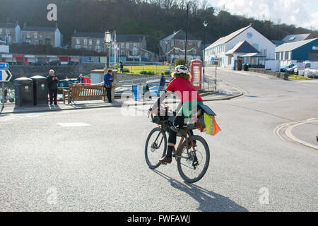 Porthleven, Cornwall, Regno Unito. Il 4 aprile 2016. Sean Conway è in giro per tutta la costa del Regno Unito in un incredibile triathlon. In primo luogo su una bicicletta di bambù e poi acceso da Scarborough a Brighton,ed infine il nuoto da Brighton a Lulworth Cove. Egli è completamente autoportanti, che porta tutti i suoi propri materiali di consumo e attrezzature. Credito: Simon Maycock/Alamy Live News Foto Stock