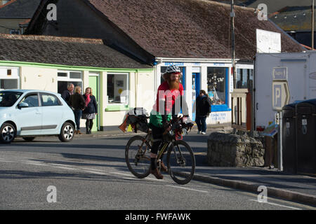 Porthleven, Cornwall, Regno Unito. Il 4 aprile 2016. Sean Conway è in giro per tutta la costa del Regno Unito in un incredibile triathlon. In primo luogo su una bicicletta di bambù e poi acceso da Scarborough a Brighton,ed infine il nuoto da Brighton a Lulworth Cove. Egli è completamente autoportanti, che porta tutti i suoi propri materiali di consumo e attrezzature. Credito: Simon Maycock/Alamy Live News Foto Stock