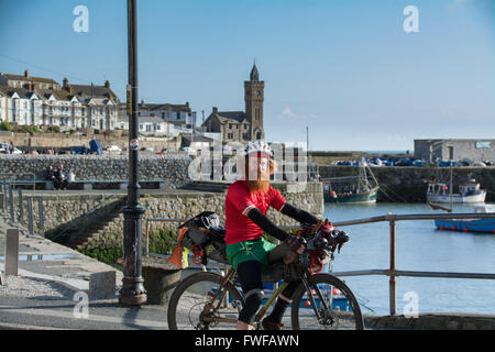 Porthleven, Cornwall, Regno Unito. Il 4 aprile 2016. Sean Conway è in giro per tutta la costa del Regno Unito in un incredibile triathlon. In primo luogo su una bicicletta di bambù e poi acceso da Scarborough a Brighton,ed infine il nuoto da Brighton a Lulworth Cove. Egli è completamente autoportanti, che porta tutti i suoi propri materiali di consumo e attrezzature. Credito: Simon Maycock/Alamy Live News Foto Stock