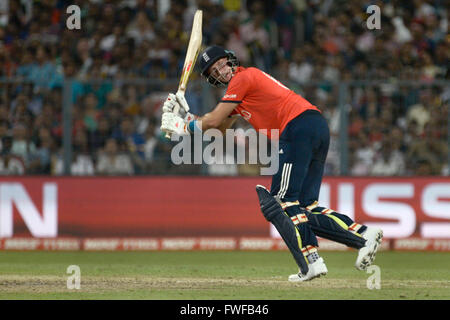 Kolkata, India. 03 apr, 2016. Jos Buttler perso un pallone durante la CPI T20 finale. West Indies beat Inghilterra da quattro wickets in ICC T20 finale di Eden giardini, Kolkata. Inghilterra batted prima e totalizzato 155 per 9 wickets con l aiuto di radici metà secolo. Inseguono il bersaglio West Indies vincere il gioco offre due a sinistra e quattro wickets in mano. Samuel cliente magnifico 85 e Brathwaite segnato non fuori 34. Samuel afferra il giocatore della partita award e India del Virat Kohli ottenere player di giocatore di tornei. © Saikat Paolo/Pacific Press/Alamy Live News Foto Stock