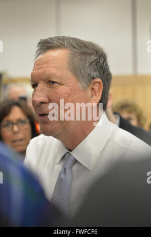 Hempstead, New York, Stati Uniti d'America. 4 apr, 2016. JOHN KASICH, candidato presidenziale repubblicano e governatore di Ohio, ospita un municipio a Hofstra University David Mack Student Center di Long Island. Kasich ha parlato con i membri del pubblico come egli ha lasciato alla fine dell'evento. Credito: ZUMA Press, Inc./Alamy Live News Foto Stock