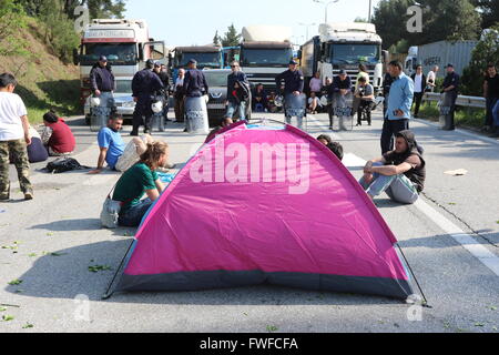 Idomeni, Grecia, 4 aprile 2016. Rifugiati e migranti bloccano la strada vicino al nord del confine greco villaggio di Idomeni. Credito: Orhan Tsolak/Alamy Live News Foto Stock