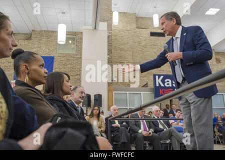 Hempstead, New York, Stati Uniti d'America. 4 apr, 2016. JOHN KASICH, candidato presidenziale repubblicano e governatore di Ohio, ospita un municipio a Hofstra University David Mack Student Center di Long Island. Egli ha tenuto la sua mano mentre chiede un membro del pubblico una domanda. Credito: ZUMA Press, Inc./Alamy Live News Foto Stock