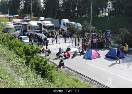 Idomeni, Grecia, 4 aprile 2016. Rifugiati e migranti bloccano la strada vicino al nord del confine greco villaggio di Idomeni. Credito: Orhan Tsolak/Alamy Live News Foto Stock